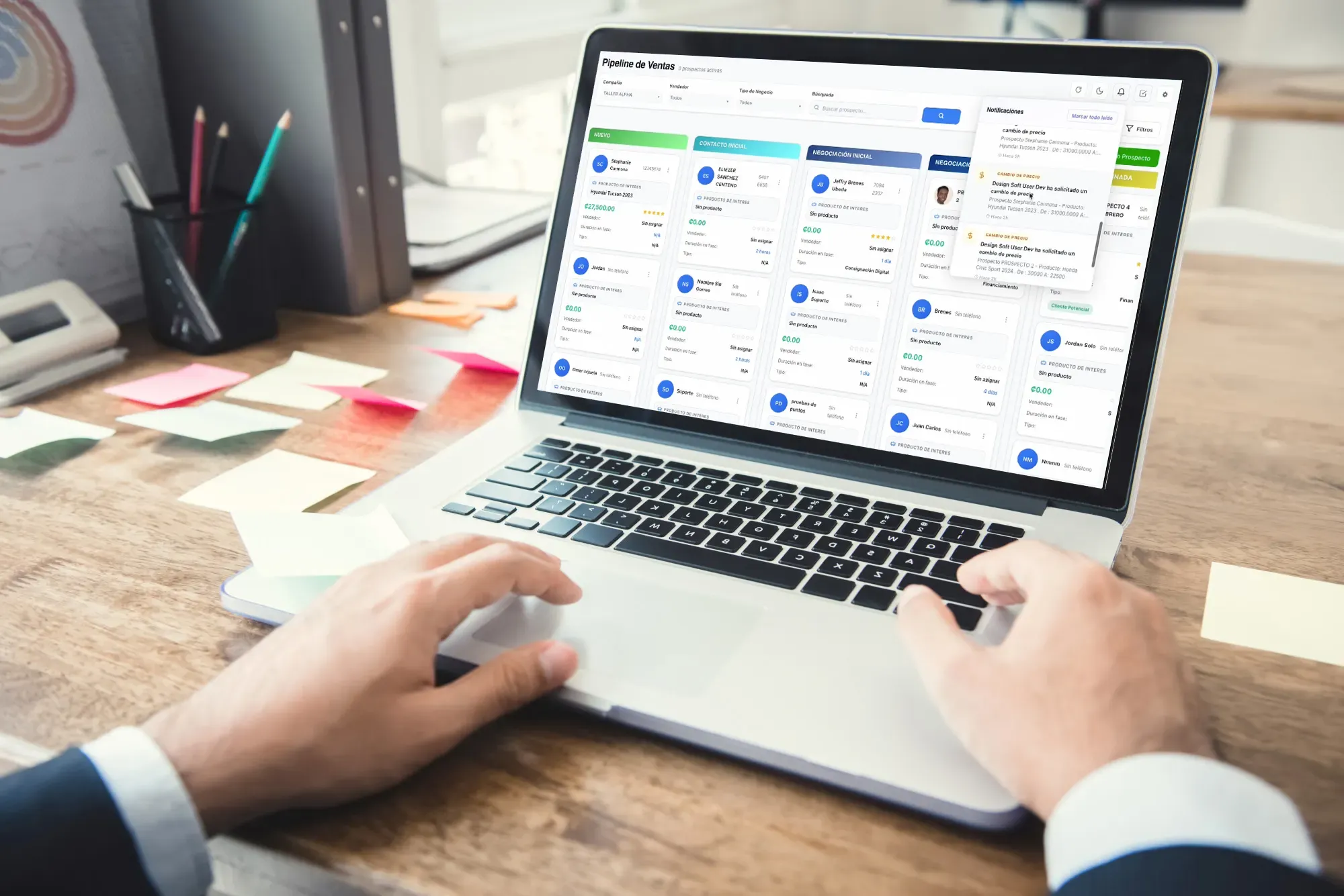 Pipeline de ventas con etapas, prospectos, responsables y valor de oportunidades en Taller Alpha