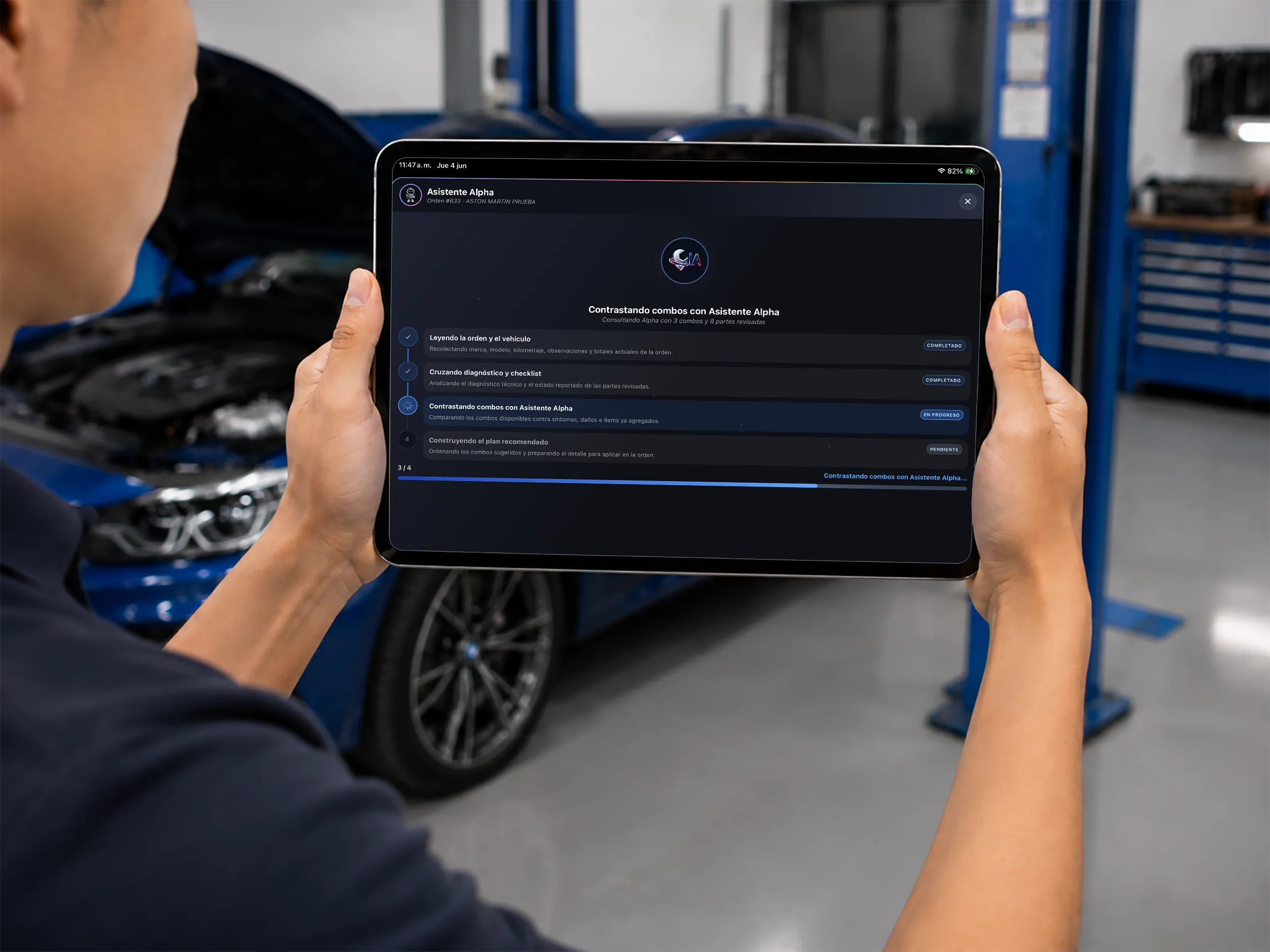 Mecánico utilizando el Asistente Alpha IA de Taller Alpha en una tablet