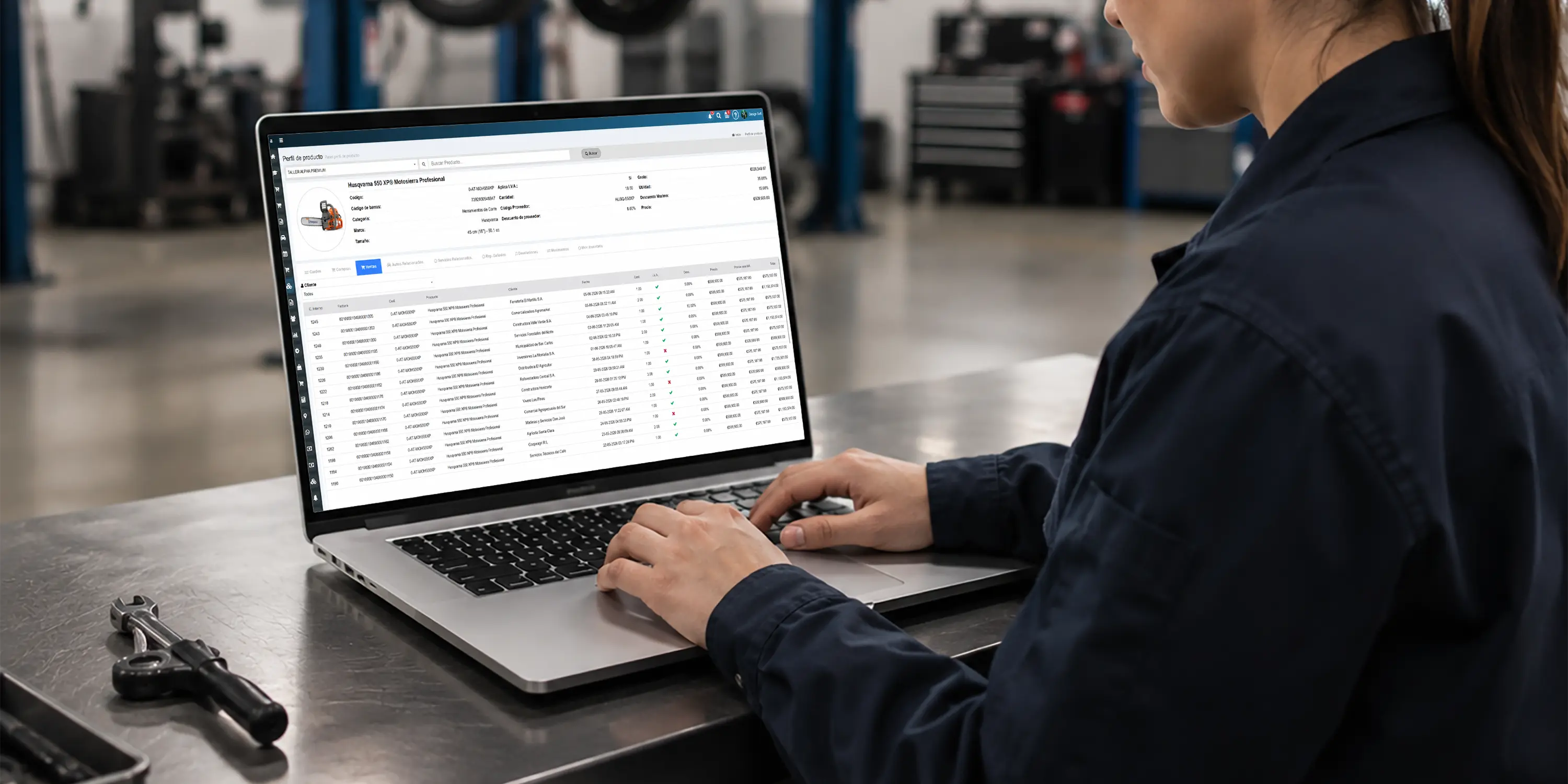Historial de ventas del producto con clientes, facturas y cantidades para control de inventario automotriz