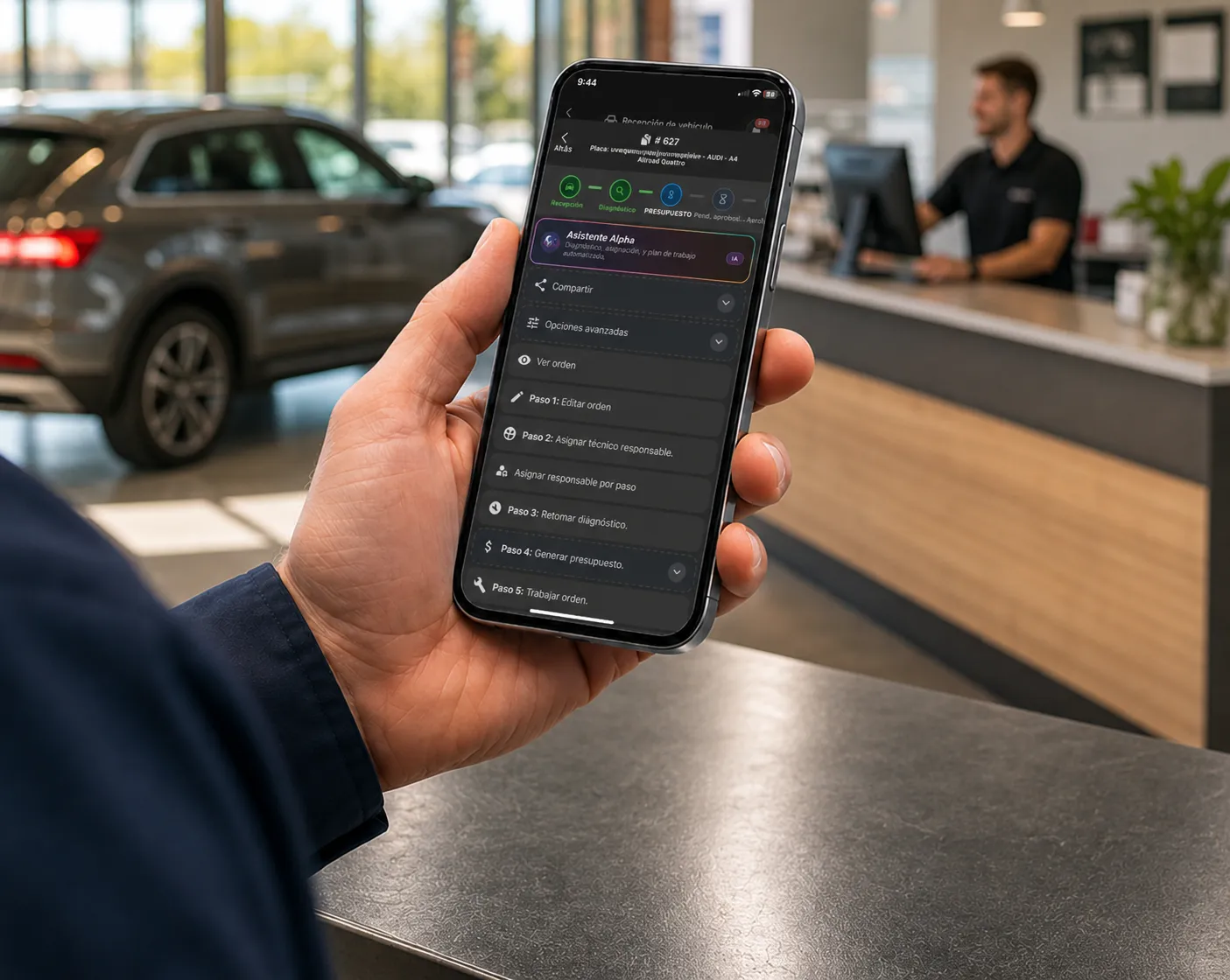 Smartphone con una orden de Taller Alpha frente a la recepción de un taller automotriz