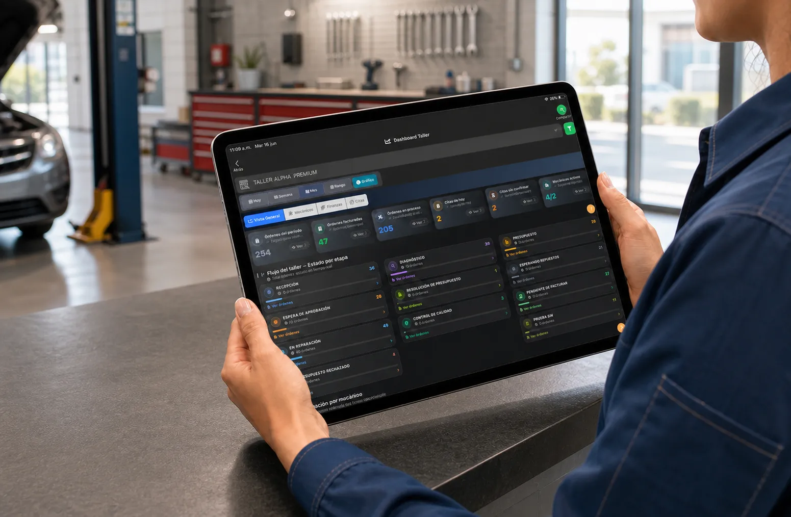 Mecánica consultando en una tablet el dashboard de gestión de un taller profesional
